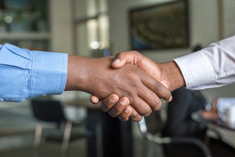 Équipe Jannonces Kinshasa poignée de main